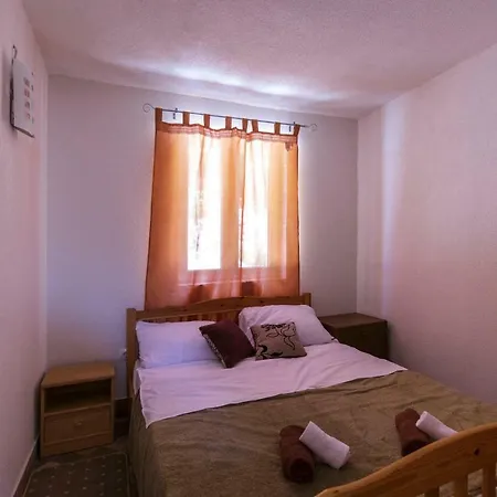 Lana Apartment *